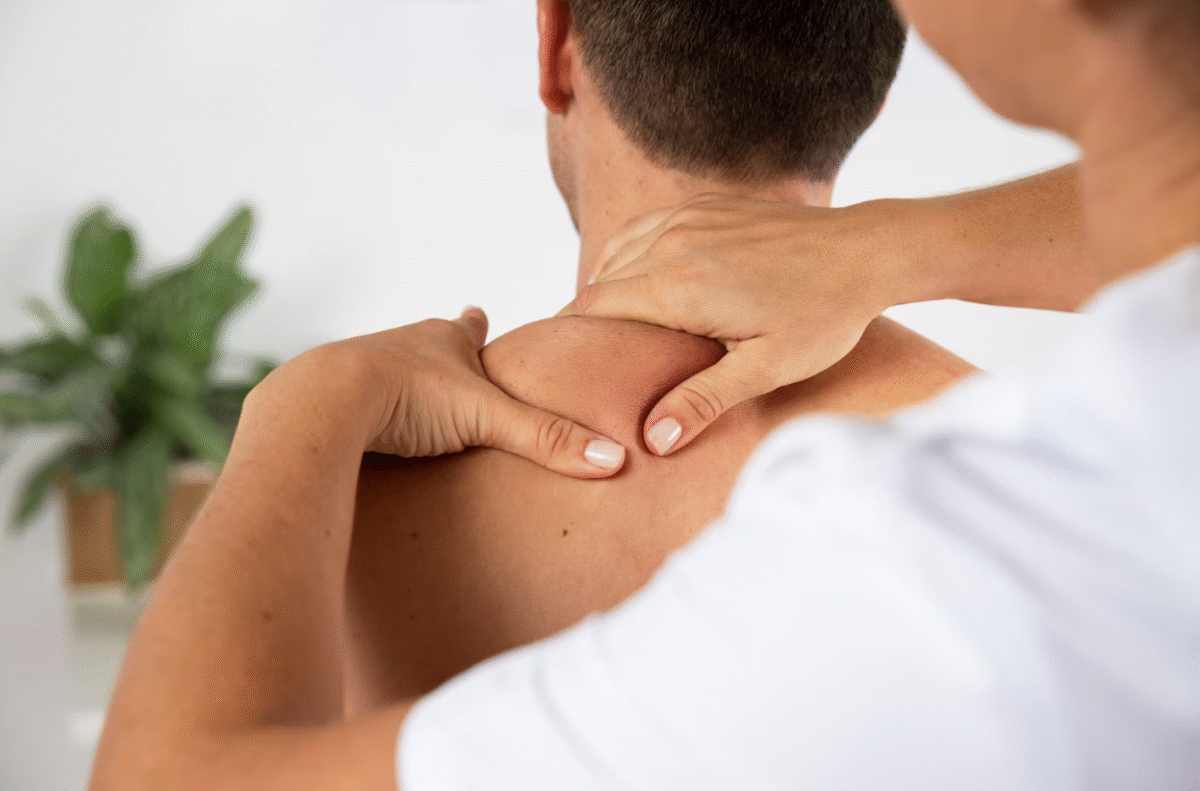 Massage cổ vai gáy - Ảnh 1